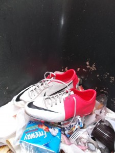 Müll0713 003.jpg (360.74 KiB) 6670 mal betrachtet Diese kaputten Fußballschuhe hätten sicherlich noch auf der Müllkippe für einen Kontrast gesorgt.