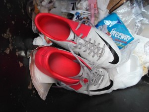Müll0713 002.jpg (304.97 KiB) 6670 mal betrachtet Selbst als Müll machen diese Fußballschuhe noch was her.