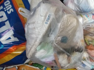 Müll0713 005.jpg (263.44 KiB) 6661 mal betrachtet Die Mutter hat das Entsorgungsproblem routiniert gelöst.