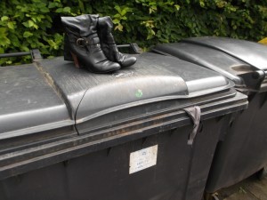 Müll0613 450.jpg (280.84 KiB) 6606 mal betrachtet Die Stiefel scheinen zu rufen: "Nehmt uns mit! Rettet uns!"