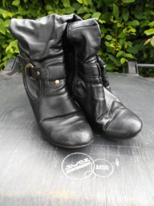 Müll0613 452.jpg (310.79 KiB) 6606 mal betrachtet Noch nicht wirklich kaputt, aber schon ziemlich ausgelatscht, warteten die nun "herrenlosen" Stiefel auf ihr weiteres Schicksal.