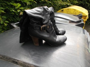 Müll0613 454.jpg (286.04 KiB) 6597 mal betrachtet Wieder an zarte Frauenfüße, in den siffigen stinkenden Restmüllcontainer oder ... Ich kannte da noch eine geile Verwendung dafür ... !