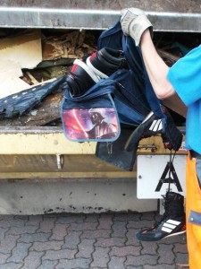 Die am Rucksack baumelnden Boxerstiefel und Darth Vader aus Starwars würden diesen ungleichen Kampf mit der Sperrmüllpresse sicher verlieren!