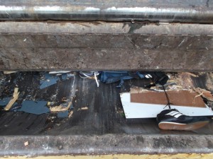 Die armen Sneaker bogen sich unter dem brutalen Pressdruck und der eine &quot;Nachzügler&quot; sollte auch bald platt wie eine Flunder sein.