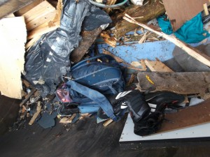 Der Rucksack war schon ganz schon versaut worden durch den Dreck und die Splitter, welche sich nun ins Material bohrten.