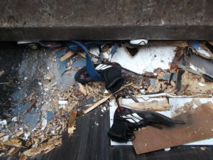 Die Trümmer wurden immer kleiner und die Sneakers immer platter.