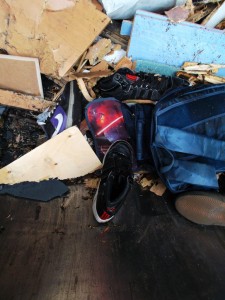 Hier kann man es gut erkennen: Dieses Paar adidas-Stiefel wurde so hart und brutal zermalmt, dass sogar die flexible Kunststoff-Sohle einen bleibenden Knick bekommen hat. Die Fersenkape war sicher eh nun zerbrochen. Aber das war ja alles nicht schlimm, denn die Schuhe sollten ja eh in den Müll und nicht mehr getragen werden.