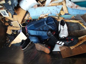 Noch ein letzter Blick ins Müllauto vor der Fahrt zum Verkippen: Geknickte weiße Pumas, zermalmte adidas-Stiefel, gequetschte Nikes und total gepresste und verschrammte Boxerstiefel udn ein total nun verfleckter, gepresster und teilweise von Splittern aufgespießter Starwars-Rucksack; - alles nur noch reif für die Müllkippe!