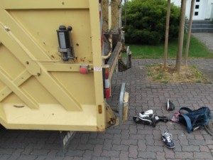 Kurzentschlossen holte ich den gepressten Sneaker-Müll wieder aus dem Auto, weil ich mir die Pressschäden genauer ansehen wollte. Außerdem fände ich für das ein oder andere Paar ein weiteres &quot;weiches&quot; aber noch entwürdigerendes Ende im Hausmüll zwischen Essensresten sehr geil.