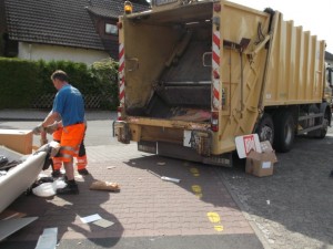 Müll0613 251.jpg (247.35 KiB) 6763 mal betrachtet "Heute ist ein schöner Tag um zu sterben!" dürften sich die Stiefel gedacht haben, die schon ausgepackt wahrnehmen konnten, dass "diese Sache" kein gutes Ende nehmen würde. Grins!