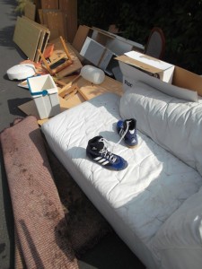 Nur noch wenige Minuten und auch dieses Sofa würde in den Müll gepresst werden.