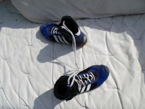 Müll0613 253.jpg (277.14 KiB) 6763 mal betrachtet Gleich würde für diese ausrangierten Ringerstiefel "das Ringen mit dem Tode" beginnen!