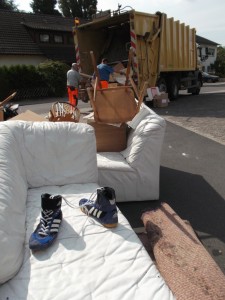 Müll0613 255.jpg (313.44 KiB) 6754 mal betrachtet adidas-Ringerstiefel auf dem "Totenbett" und die "Bestatter" sind schon mit ihrem "Leichenwagen" da!