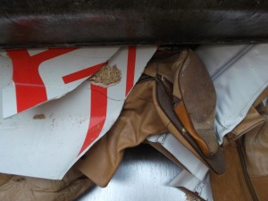 Müll0613 314.jpg (257.57 KiB) 6705 mal betrachtet Total zermalmt: Einige platt gepresste Stiefel. eine Stiefelette hat es besonders schlimm erwischt: Total zusammengefaltet, Absatz und Sohle verbogen bzw. gebrochen, Spitze abgeknickt und durch den brutalen Pressdruck platzte sogar eine Naht des Patchworkledersauf. Aber diese Schäden sind völlig egal, denn es handelt sich ja nur noch um Müll!