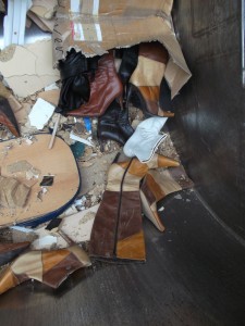 Müll0613 315.jpg (298.29 KiB) 6702 mal betrachtet Der aufgeplatzte Karton gab nun einen Teil seines Inhaltes preis, aber jetzt war eh alles nur noch gepresster Müll.