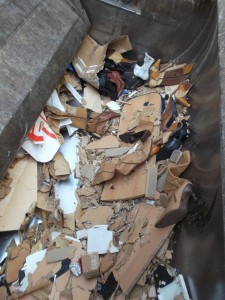 Erinnert ihr euch noch an den Anblick, als Shoelovers Sammlung in die Müllschüttung geworfen wurde? Das ist schon ein herber Kontrast!