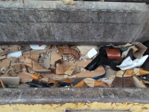 Müll0613 319.jpg (293.42 KiB) 6702 mal betrachtet Die Patchwork-Stiefel und die braunen Modelle "tarnen" sich gut im gepressten Gerümpel, nur die schwarzen und weißen Stiefel heben sich von den Trümmern ab.