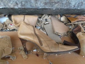 Nur noch zermalmte gepresste Stiefel zu sehen!