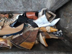 Dieser noch zuviel Platz verbrauchende Stiefelhaufen musste auch noch weggepresst werden. Und schon lief die Presse weiter ... .