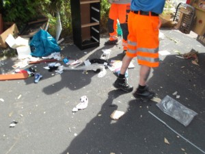 Von der Trägerin ausrangiert und verstoßen und von den Orangenen Engeln liegengelassen in seinem Elend.