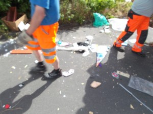 Auch noch achtlos drübergelatscht und drauf rumgetrampelt.