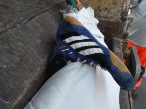 Auch die eben gerade ausrangierten Ringerstiefel hatten gerade ihren letzten - ungleichen -Kampf.