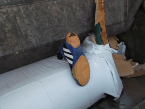 Unter dem gewaltigen Pressdruck spannte sich das weiße Leder bis die Nähte rissen.