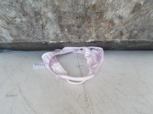 Noch vor ein paar Tagen am süßen Hintern eines Girlys und nun &quot;eiskalter&quot; vernichtender Stahl. Was für ein Kontrast!
