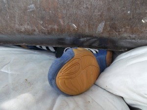 Die drei Streifen spiegeln sich ein letztes Mal im kalten blanken Stahl des Pressschildes.