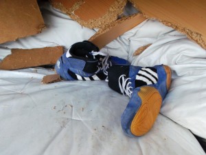 Nochmal kurz nachfassen um das Gerümpel besser mit dem Pressschild packen zu können. Schon jetzt ein jämmerlich-geiler Anblick!
