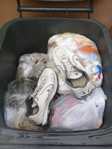 Anja02 002.jpg (194.31 KiB) 9626 mal betrachtet Lena hat während Johns Abwesenheit seine weißen Shox in die Mülltonne geworfen.