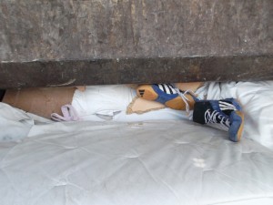 Müll0613 363.jpg (266.71 KiB) 6081 mal betrachtet Langsam aber sicher rutschte der geile Dreck immer tiefer ins Pressmüllauto.