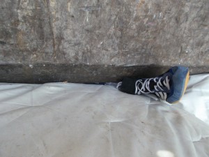Jetzt war nur noch ein Ringerstiefel zu sehen, das rosa Girly-Höschen und der andere Ringerstiefel waren schon hinter dem Pressschild im zermalmten Gerümpel gefangen.