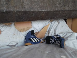 Die Ringerstiefel lagen zwar immer noch auf einem weichen Ledersofa, aber bequem hatten sie es sicher nicht mehr. Grins!