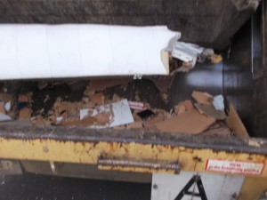 Müll0613 367.jpg (243.06 KiB) 5804 mal betrachtet Auch die weiße Ledercouch hatte bald diesen ungleichen Kampf verloren.