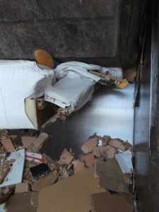 Müll0613 368.jpg (288.07 KiB) 5804 mal betrachtet Über der Müllschüttung und hinter dem Pressschild ist der "Schlund" zum "Bauch" des Pressmüllautos. Das Girly-Höschen und zumindest der eine Ringerstiefel haben darin schon ihren "Platz" gefunden; - wenn der auch sehr "eng begrenzt" ist. Sozusagen "Economy Class" beim "Mülltourismus". Grins!