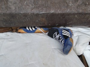 Obwohl weichgelatscht, konnte man schon erkennen, dass die Müllpresse die Ringerstiefel zerknautscht, geknickt und zermalmt hat.
