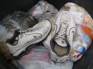 Anja02 003.jpg (349.67 KiB) 9626 mal betrachtet Sauber und "unschuldig" lagen die noch recht schönen weißen Shox auf siffigen Küchenmüllbeuteln.