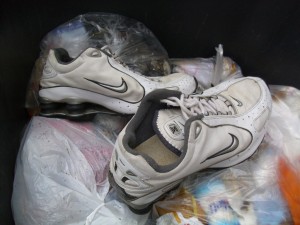 Anja02 004.jpg (174.55 KiB) 9626 mal betrachtet Warum diese noch schönen Shox in den Müll mussten? Ob John überhaupt davon wusste?