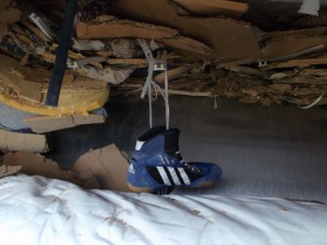 Wie zum Hohn hingen die zusammengeknoteten Ringerstiefel an einer Aluschiene. Ich fühlte mich sofort an die berühmte Filmszene mit Käptn Ahab auf Moby Dick erinnert. Der Kampf war vorbei und nun wartete der Untergang auf der Kreismülldeponie.