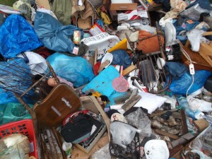 Müll0613 465.jpg (356.29 KiB) 10114 mal betrachtet Von Privatanlieferern selbst ausgeladen und auf die Müllkippe geworfen.