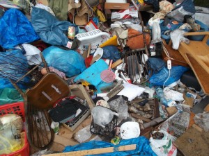 Müll0613 467.jpg (358.63 KiB) 10114 mal betrachtet Am Hang des Müllberges neben der Stelle, wo auch die Müllautos den Hausmüll verkippen, war eine Ecke, wo auch Privatanlieferer "andienen" konnten, da unten die Müllrampe gerade umgebaut wurde.