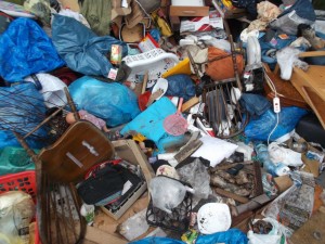 Müll0613 468.jpg (383.42 KiB) 10863 mal betrachtet Ich wollte gerade den Dreck dort genauer inspizieren, als ich gestört wurde. Ein Privatanlieferer kam angefahren und wurde eingewiesen, dort abzuladen.