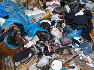 Müll0613 470.jpg (341.17 KiB) 10114 mal betrachtet Dann wuchtete sie zwei große blaue Müllsäcke aus dem Auto und schleuderte sie auf den anderen Dreck.