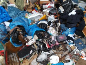 Müll0613 471.jpg (374.97 KiB) 10863 mal betrachtet Mir stockte der Atem: Einige Dutzend Schuhe und Stiefel von ihr rutschten aus den auf dem Müll aufschlagenden Müllsäcken!