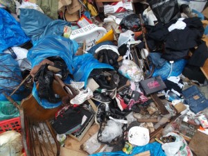 Müll0613 475.jpg (290.49 KiB) 10435 mal betrachtet Doch nicht nur die Unmenge an Schuhen und Stiefeln interessierte mich, auch eine weiße Mülltüte mit ihrer glänzenden Winterjacke mit Fellkrägelchen tat es mir an und aus einer anderen Mülltüte rutschten ihre BHS und eine große Anzahl Nylons und kullerten über den Dreck. Auch Designerjeans und ein Buffalo-Schuhkarton waren von ihr - und außergewöhnliche "Lumpen" welche von ihr mit der Schere zerschnitten und zerrissen wurden. Ich konnte es nicht fassen. Volltreffer!!!