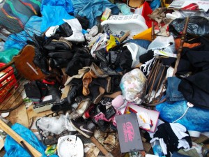 Müll0613 496.jpg (313.36 KiB) 13572 mal betrachtet Eine supergeile Schuhsammlung unter freiem Himmel.