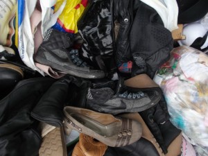 Müll0613 497.jpg (300.19 KiB) 13122 mal betrachtet Interessante Sneakermodelle, abgestöckelte Heels, verschwitzte Winterstiefel und die geile Jacke mit ihrer sexy Wäsche. Was für ein geiler Frauenmüll!