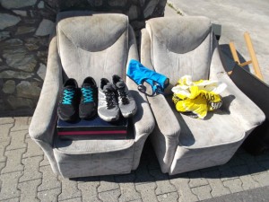 Nur noch wenige Augenblicke und der orangene &quot;Leichenwagen&quot; war da um die Schuhe und Stiefel auf den &quot;Schuhfriedhof&quot; zu bringen. Die &quot;Fick-mich-Stiefel&quot; lagen standesgemäß in einem &quot;Sarg&quot; von Buffalo.
