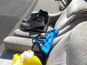 Müll0613 156.jpg (268.28 KiB) 5215 mal betrachtet Gleich ist der Bürgersteig für Fußgänger wieder frei, denn das Müllauto kommt angefahren, während es das Gerümpel der Nachbarschaft gerade in seinen Bauch presst um für diesen Sperrmüll in der Müllschüttung Platz zu schaffen.